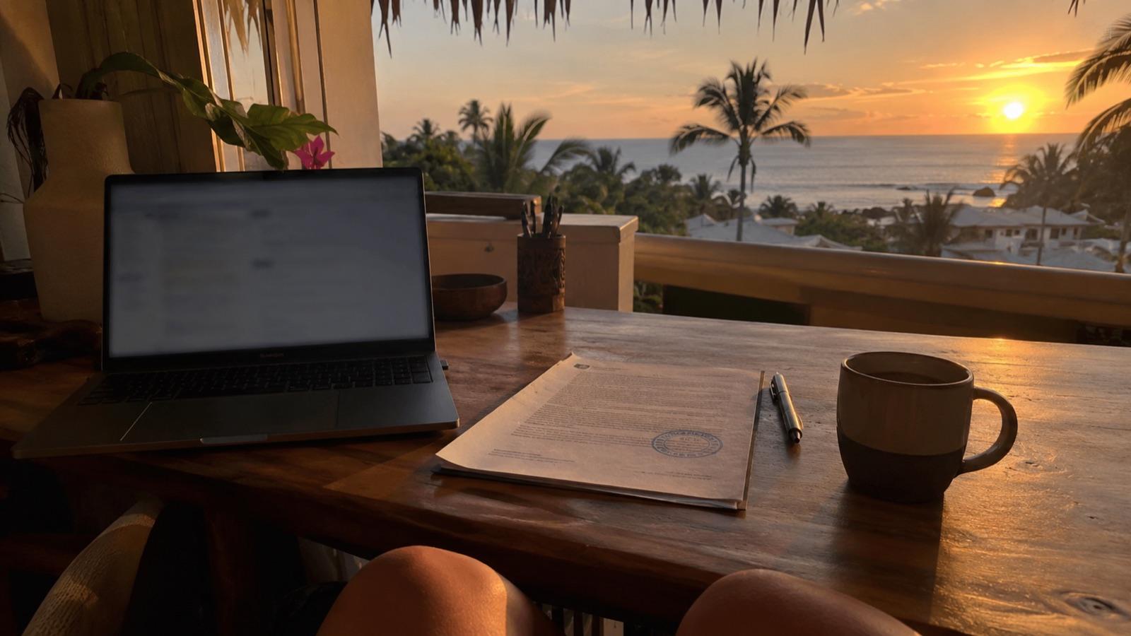 Markenanmeldung auf einem Schreibtisch mit Blick aufs Meer