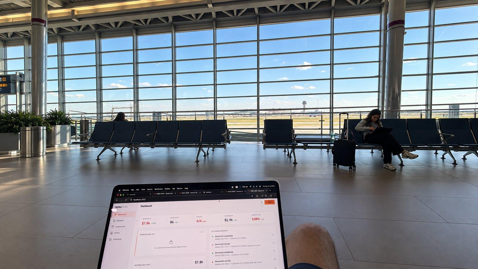 KORU DESK geöffnet auf einem Laptop am Flughafen