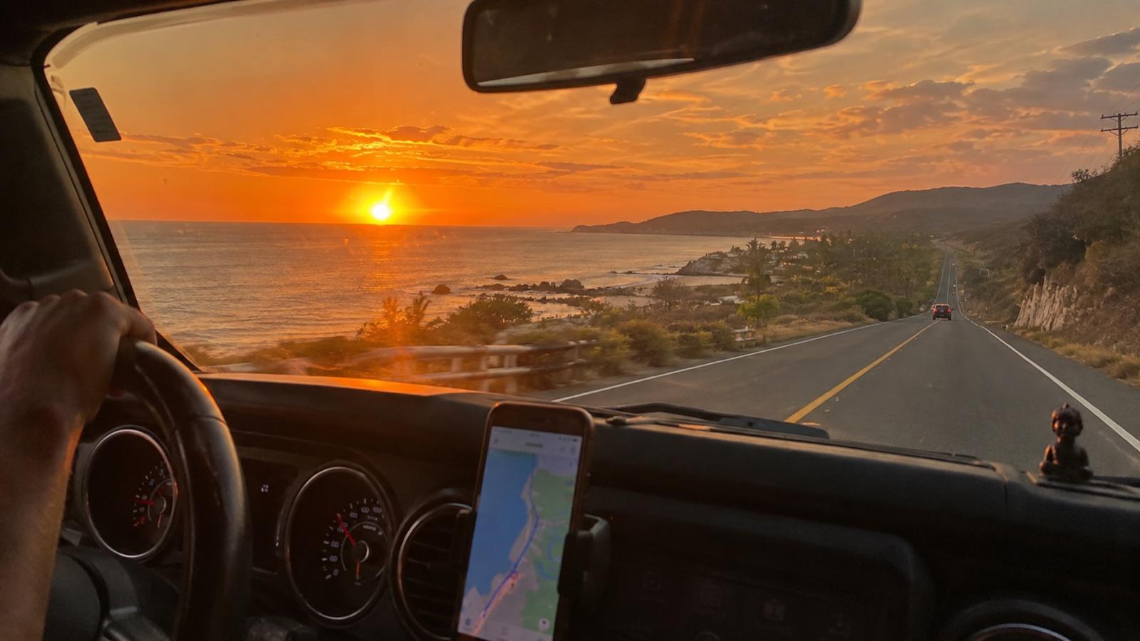 Mexikanische Küstenstraße bei Sonnenuntergang, aus einem Jeep gesehen